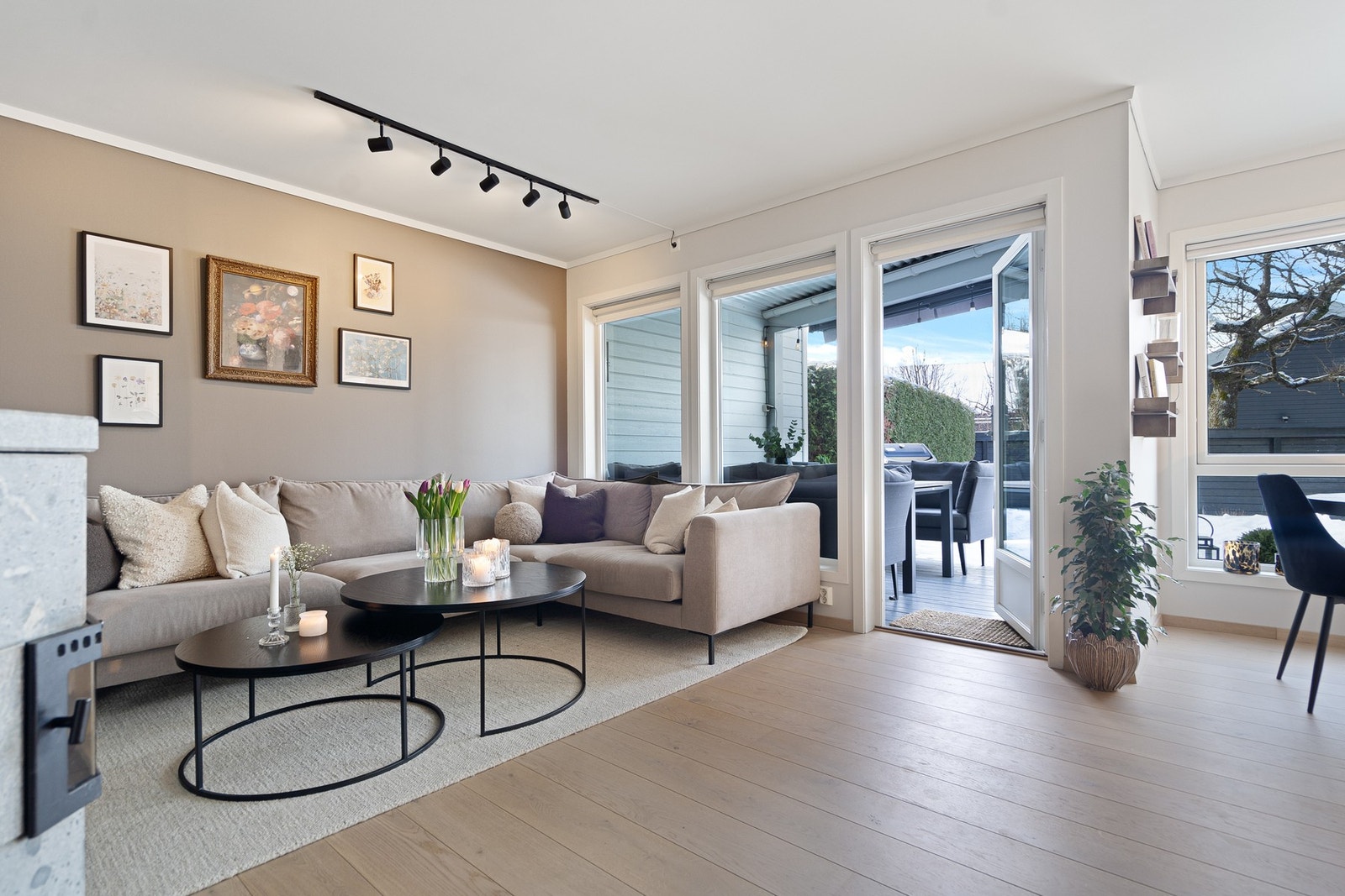 I stuen er det store vinduer som slipper inn godt med naturlig lys Galleribilde