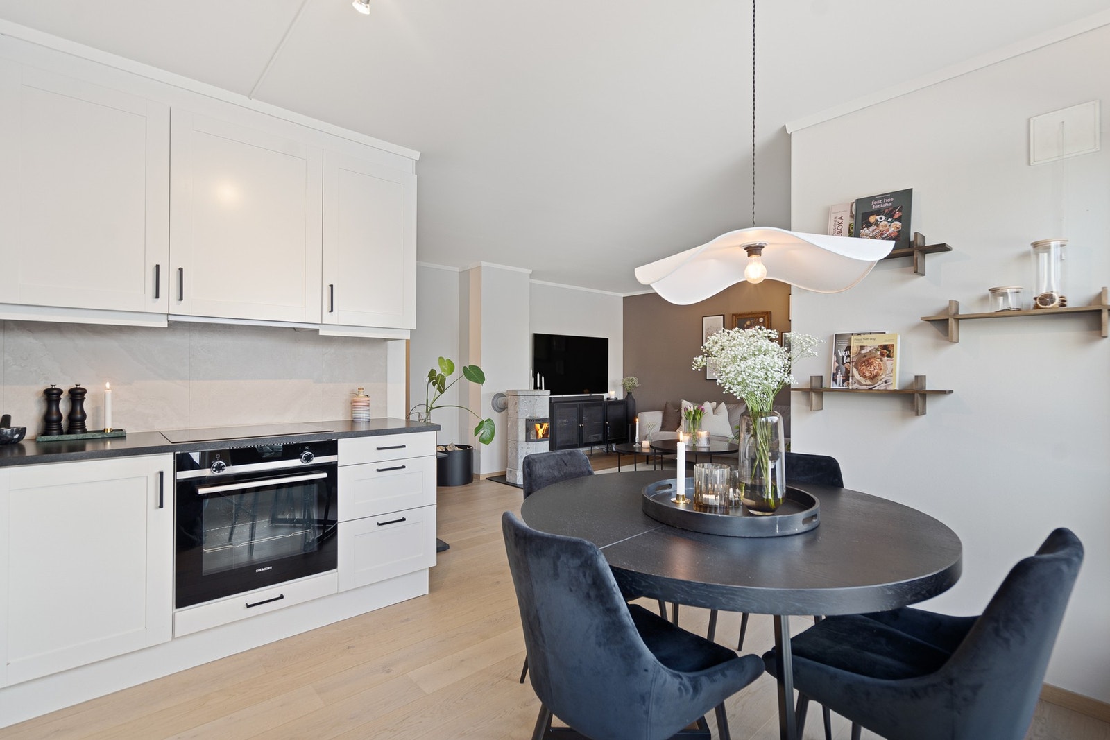 Integrerte hvitevarer som platetopp, stekeovn og oppvaskmaskin. Frittstående kjøleskap Galleribilde