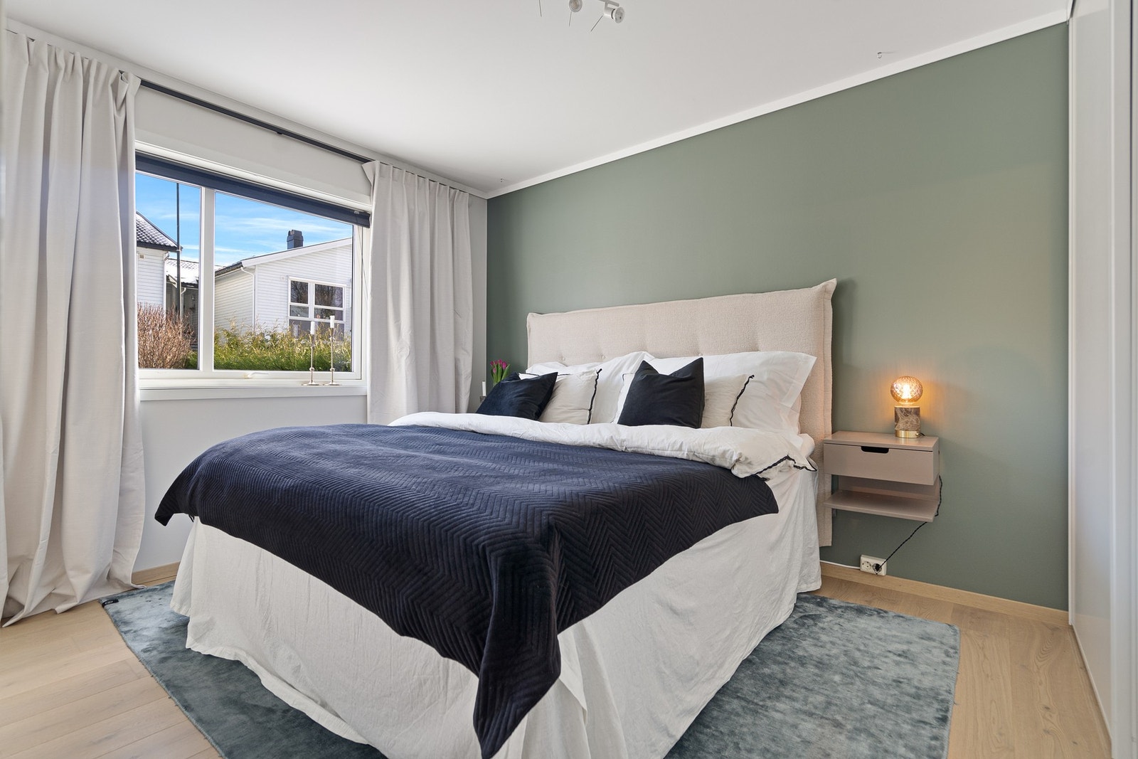 Hovedsoverom - Garderobeskap på hel vegg på soverommet Galleribilde