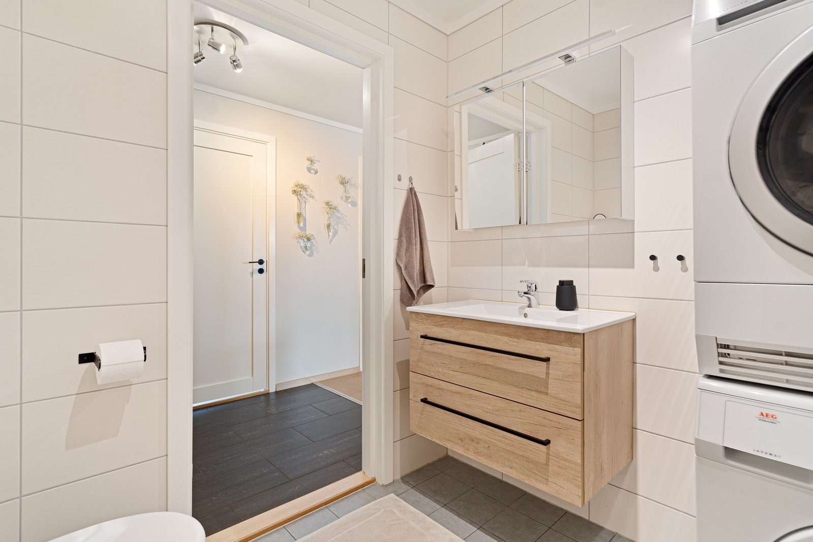 Pent flislagt bad Galleribilde