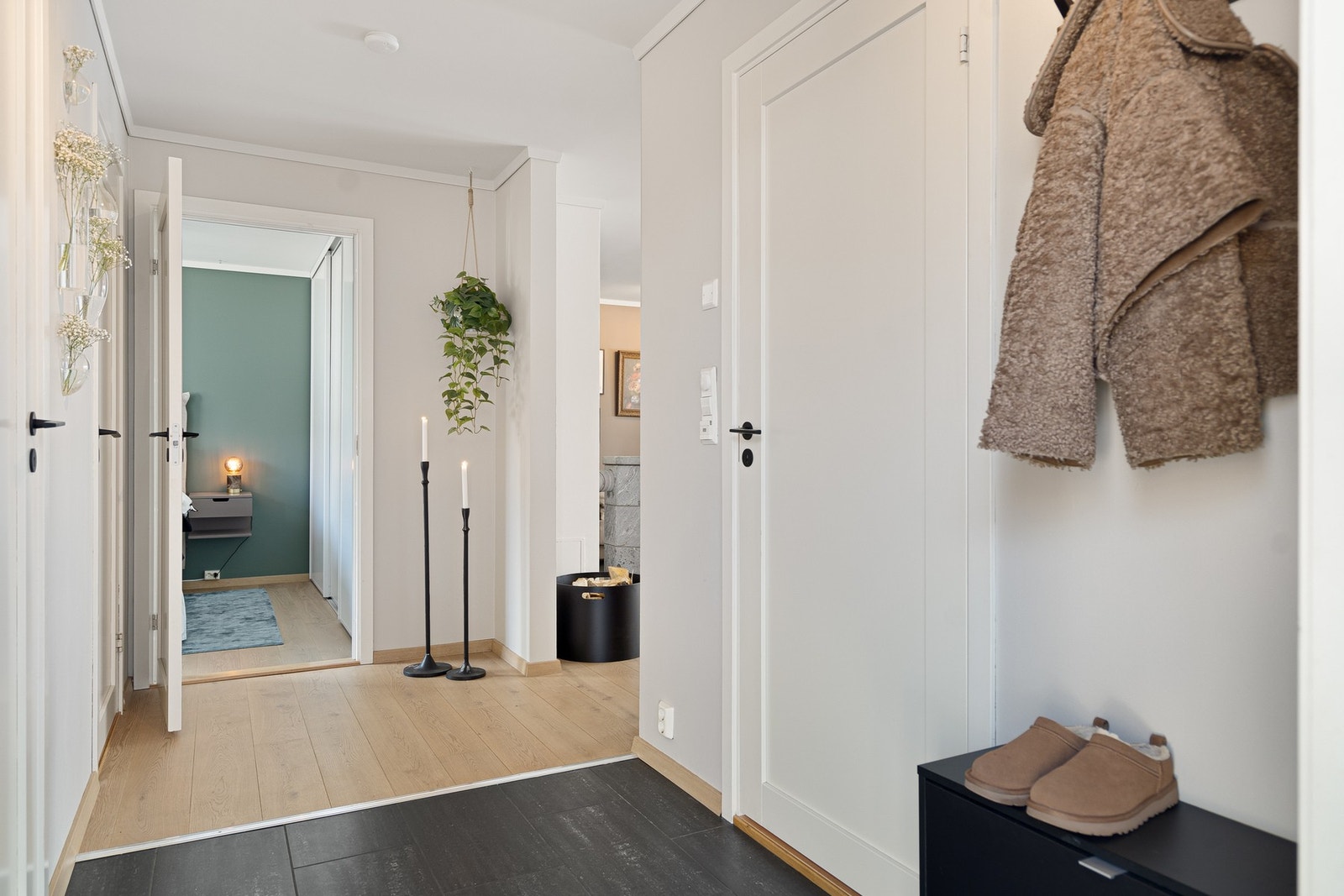 Gang med fliser og varmekabler i gulvet Galleribilde