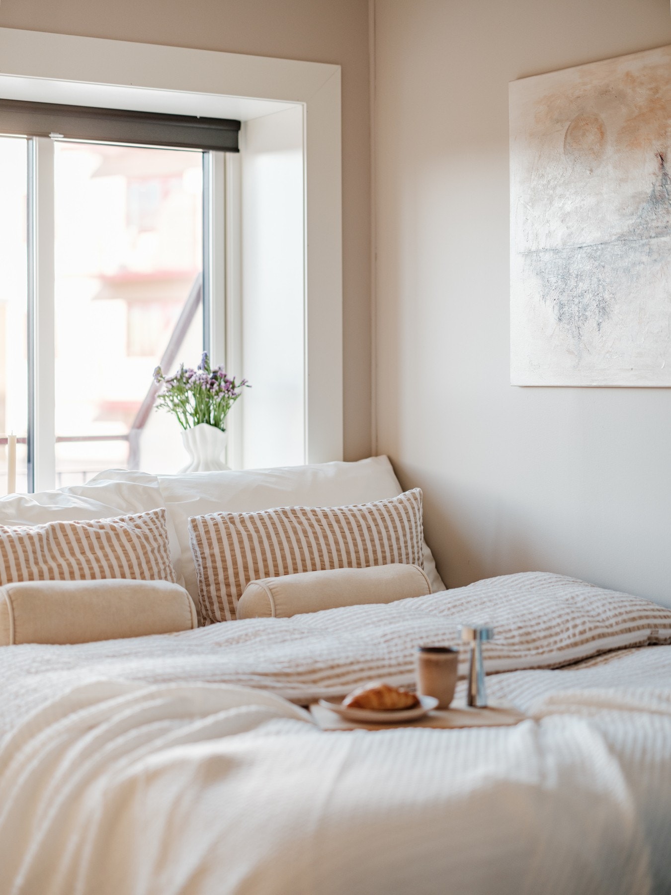 På soverommet er det plass til dobbeltseng. God avstand til bygget på motsatt side, med mye lys og luft Galleribilde