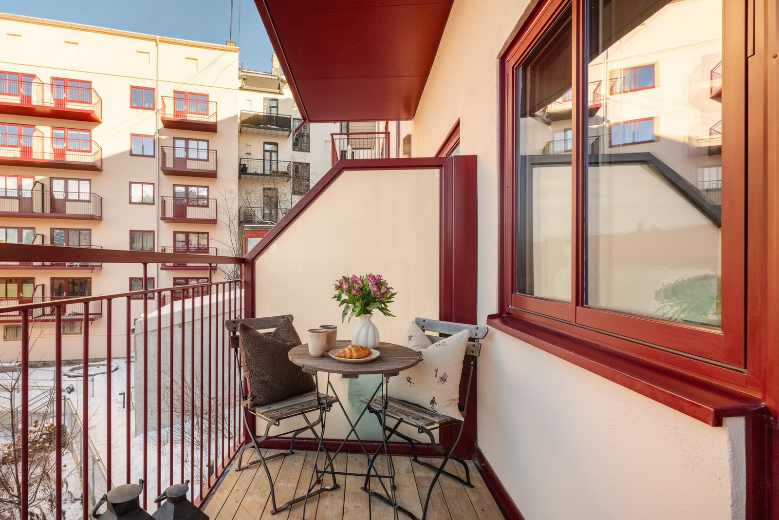 Herlig balkong ny i 2025 som vender mot indre gårdsrom uten trafikk. Bakgården ble oppgradert i 2022 Galleribilde