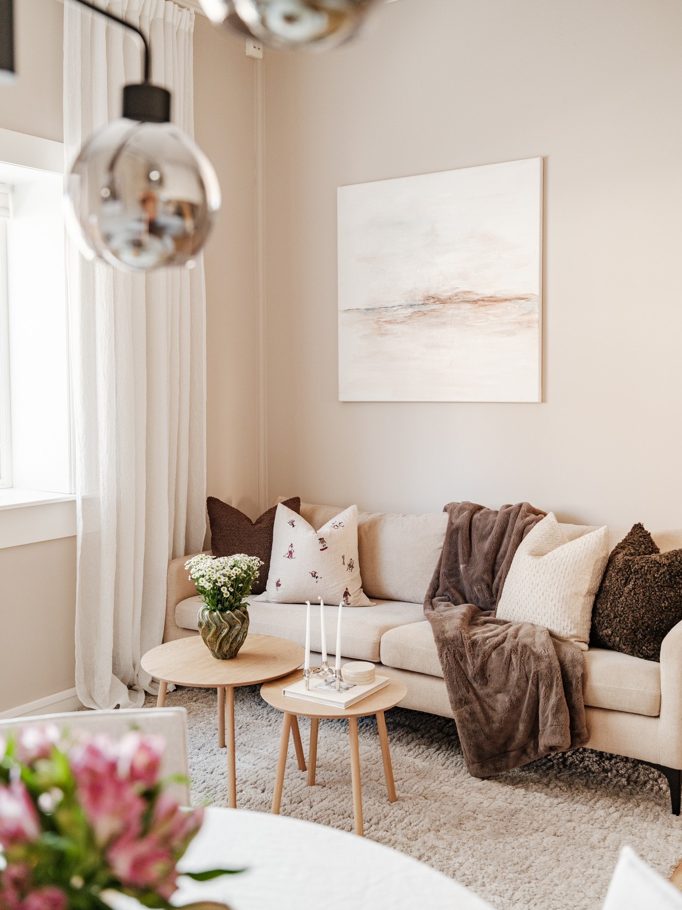 Stuen er praktisk og fleksibel utformet med plass til både sofagruppe og spisebord Galleribilde