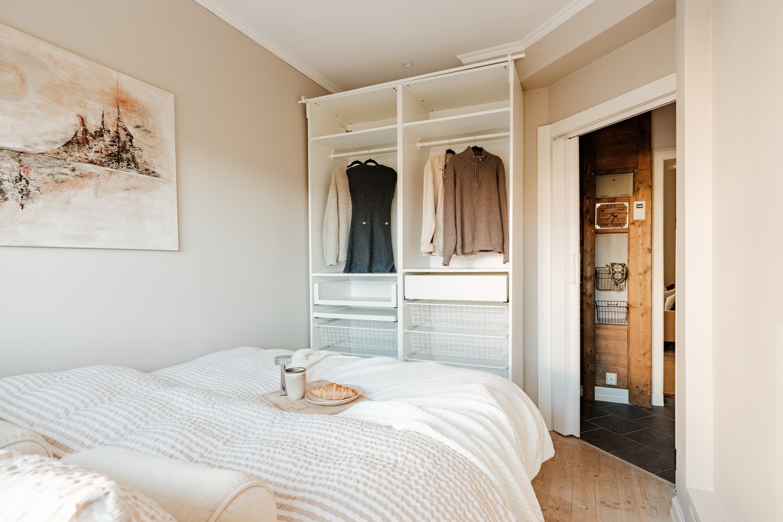 Rommet er tilknyttet innvendig skjult rom bak garderobeskap. Dette gir god lagringsplass. Garderobeskap på hjul Galleribilde