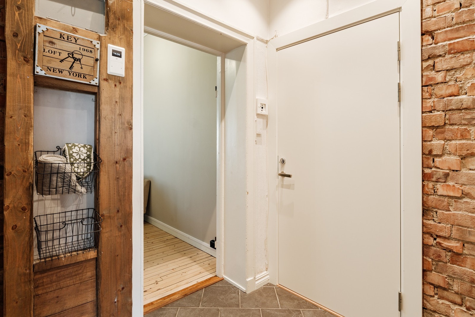 Hyggelig entré med flislagt gulv med gulvvarme Galleribilde