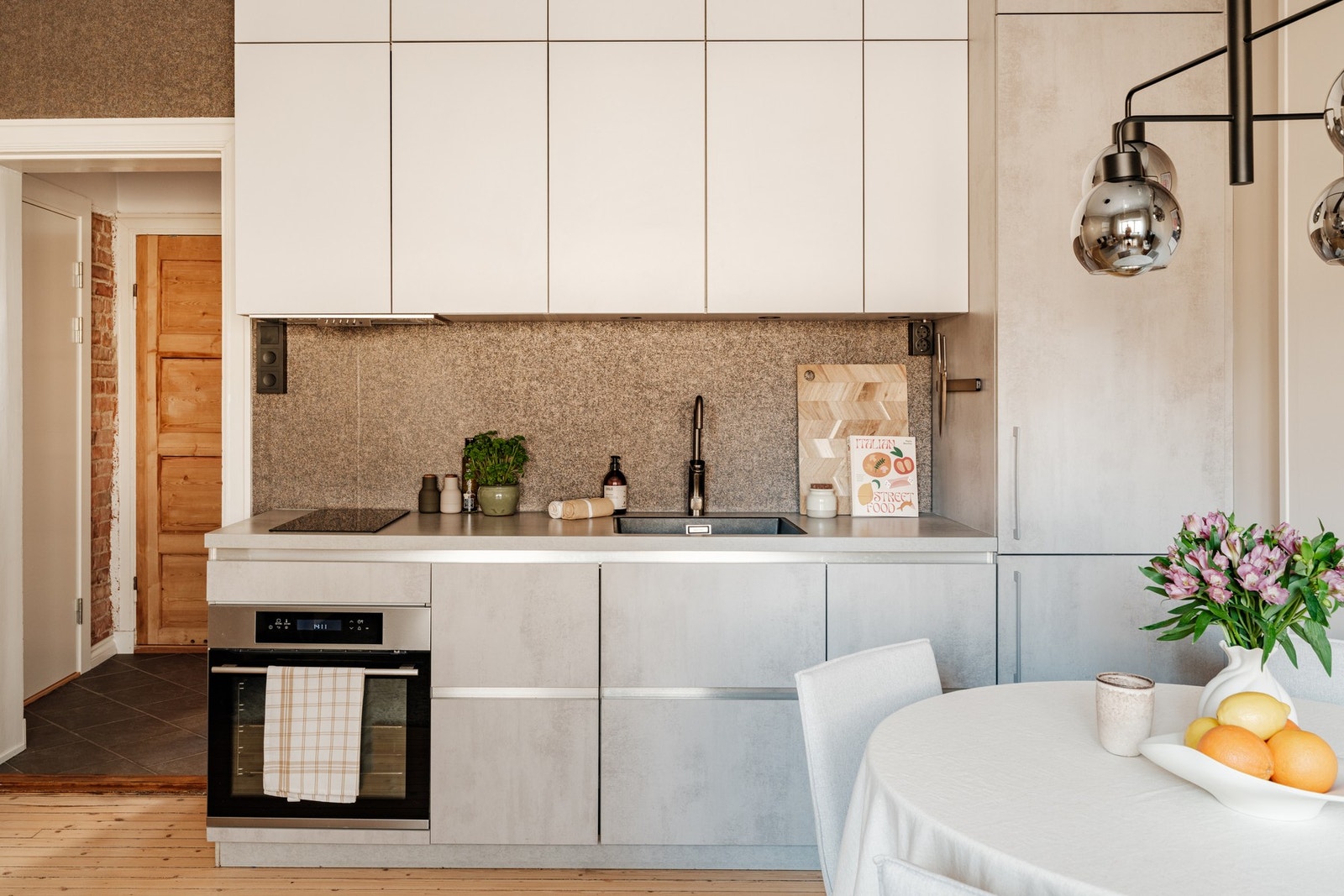 Takhøy kjøkkeninnredning og generøs takhøyde gir godt med lagringsplass! Galleribilde