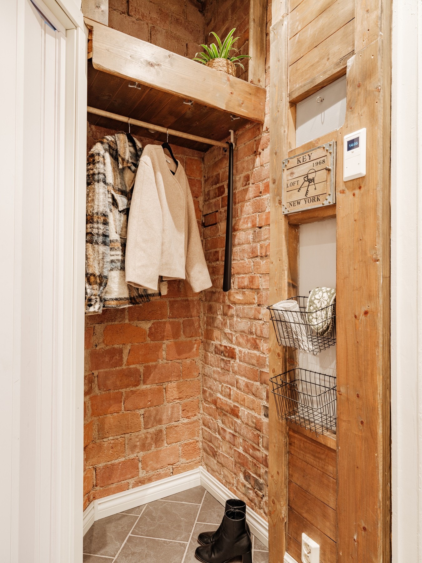 Smart nisje i entré med plass til oppheng av yttertøy Galleribilde