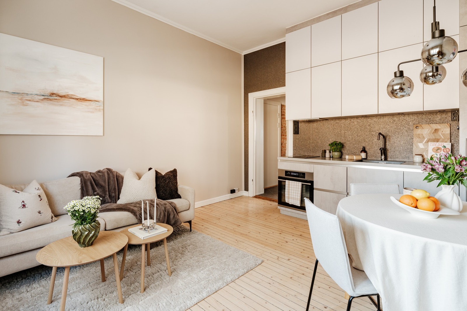 Lekker tapet på kjøkkenvegg med et fint spill gir en fin og lun kontrast Galleribilde