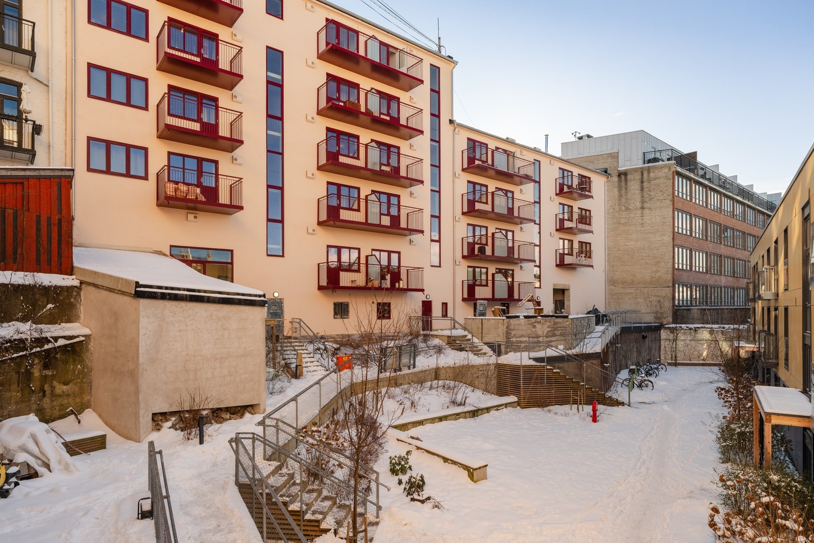 Soverom og balkong vender ut mot bakgård og er plassert i byggets 2. etg. Galleribilde