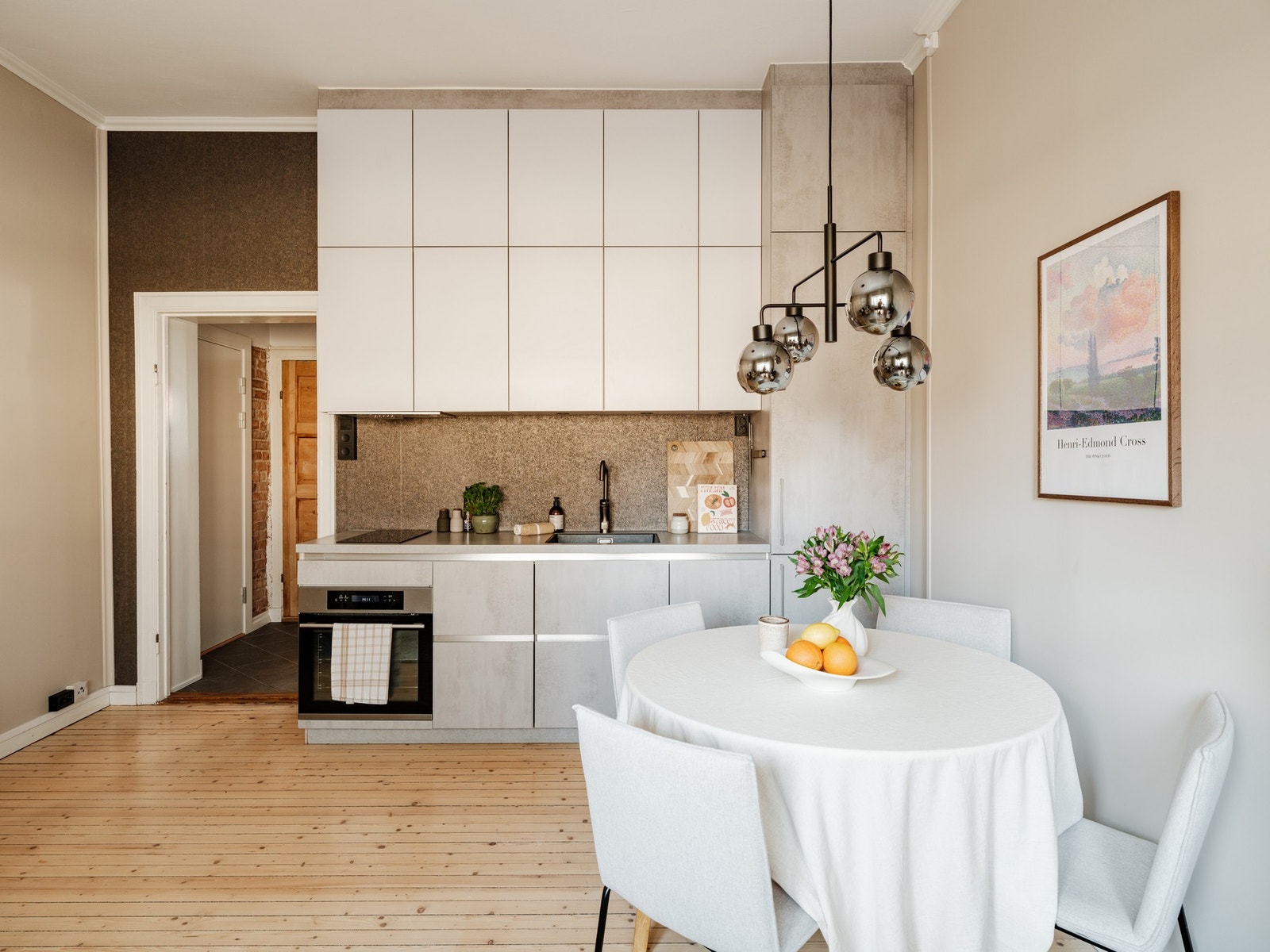 Boligen har stilrent kjøkken i åpen løsning levert av Schmidt Kjøkken, som er kjent for høy kvalitet og funksjonelle løsninger Galleribilde