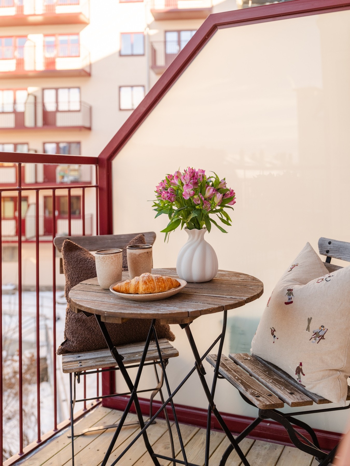 Balkongen er på ca. 4 kvm med plass til balkongmøblement Galleribilde