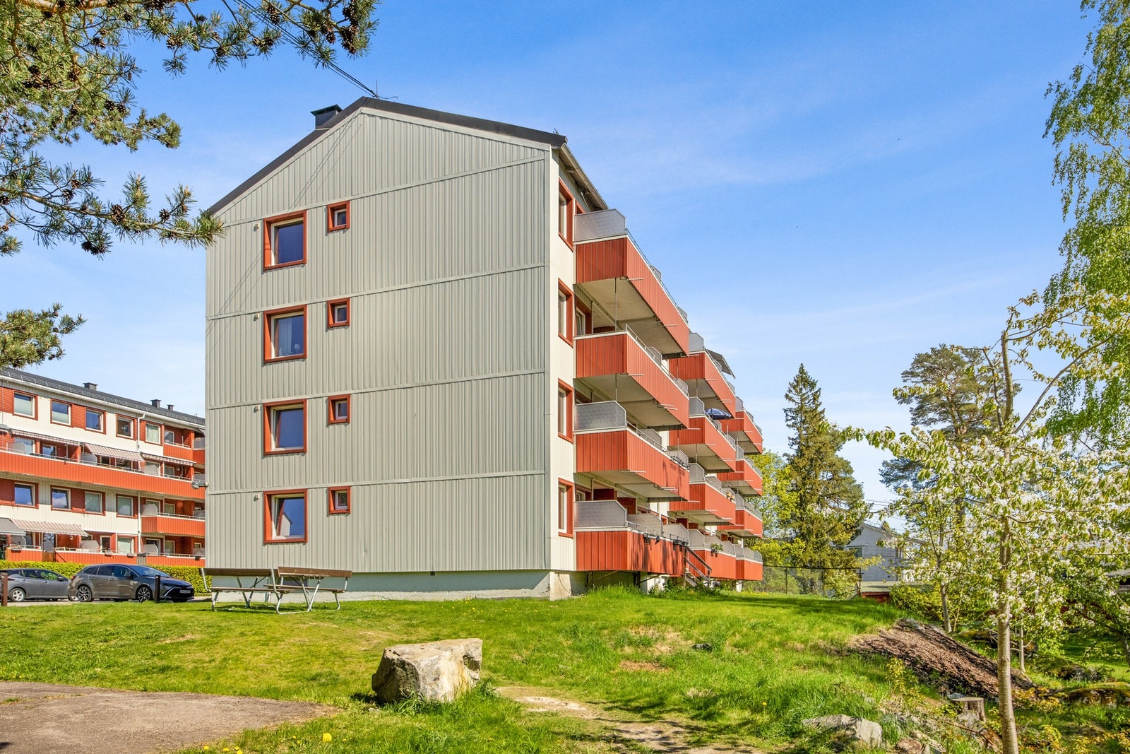 Leiligheten disponerer en kjellerbod, med et gulvareal på ca. 3,7 kvm. Det er også felles vognrom. Galleribilde