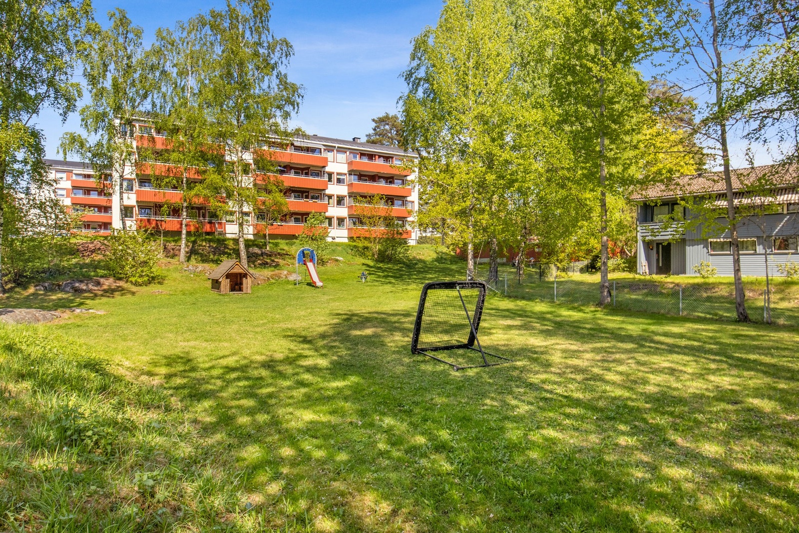 Fellesområdet i borettslaget har store grøntarealer, sittegrupper, diverse beplantning og asfalterte internveier. Flere lekeplasser som kan utforskes! Galleribilde