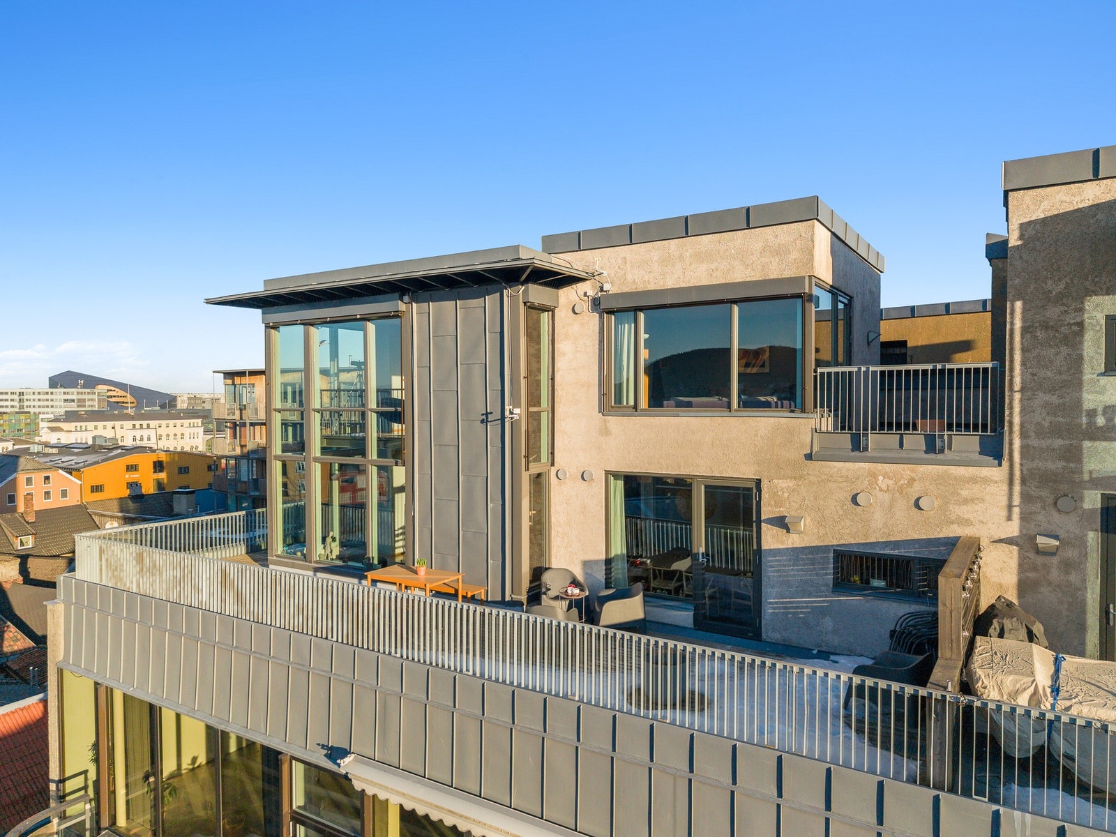 Leiligheten er den største på taket av Byhaven, og har den beste beliggenheten hva gjelder sol og utsikt! Galleribilde