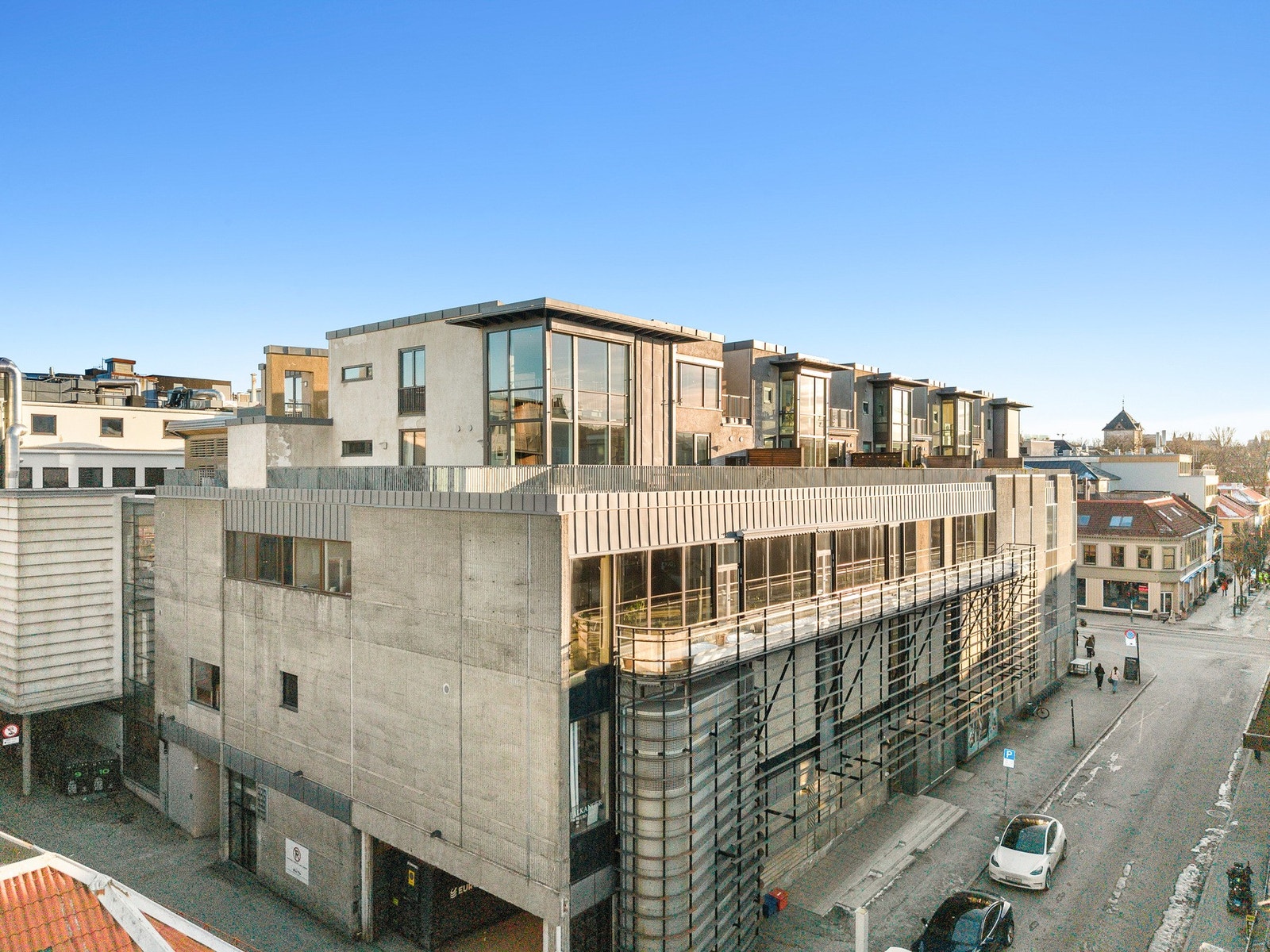 Godt utvalg av dagligvarebutikker, restauranter, kaféer, frisører, apotek og shoppingmuligheter innen få minutters gange. Galleribilde