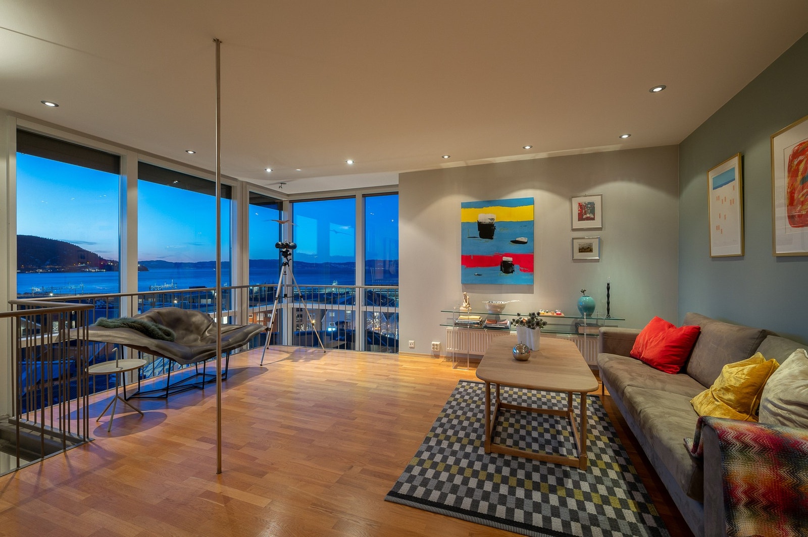 Stue i 2 etasje på 29m2, upåklagelig utsikt over fjorden og deler av byen også herfra. Galleribilde