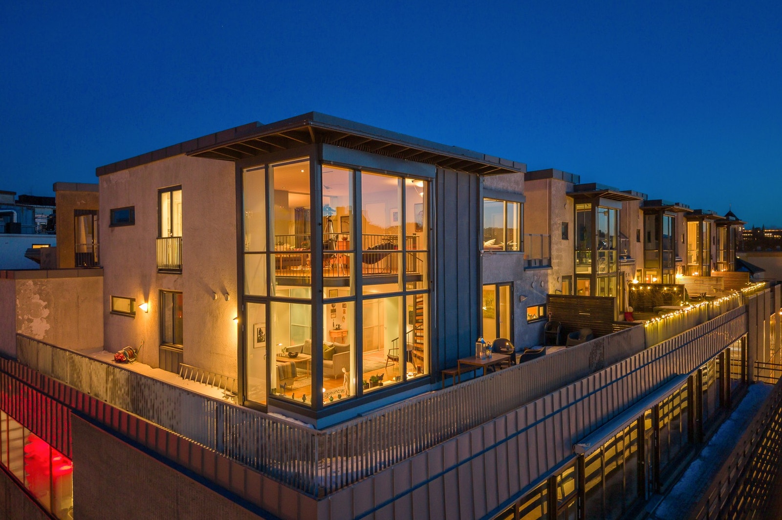 Velkommen til Olav Tryggvasons gate 28 - en meget romslig leilighet på hele 183m2 BRA-i på taket av Byhaven. Galleribilde