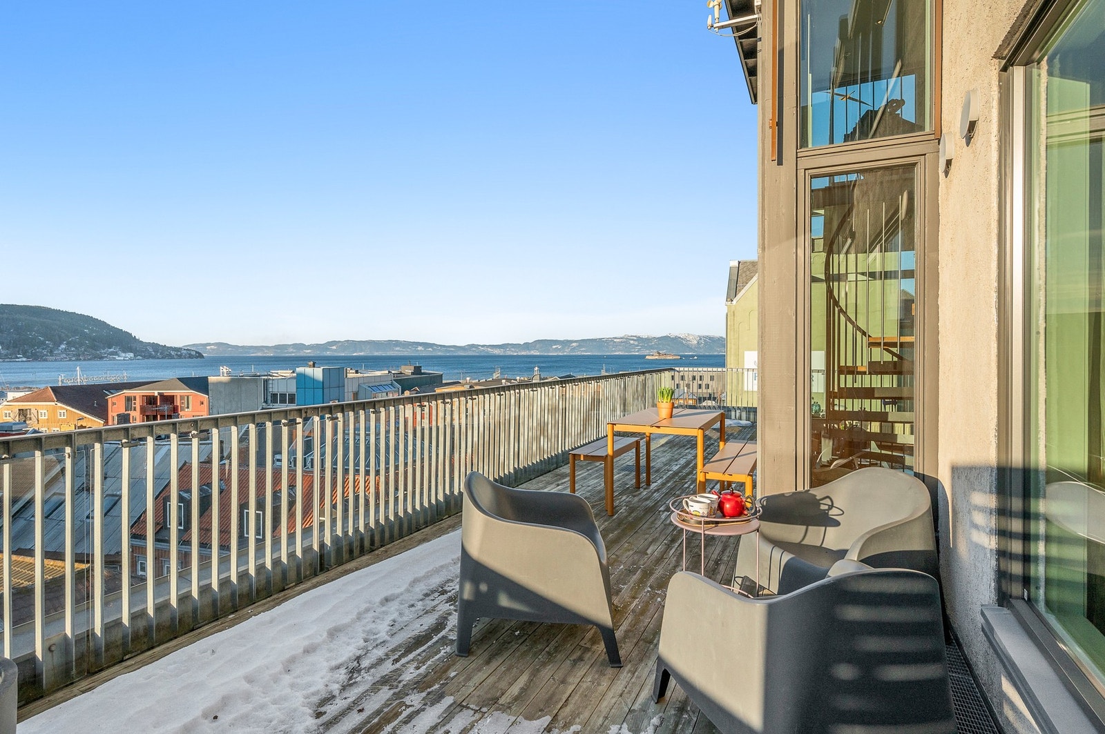 Balkongen er vestvendt så her har du svært gode solforhold! Galleribilde