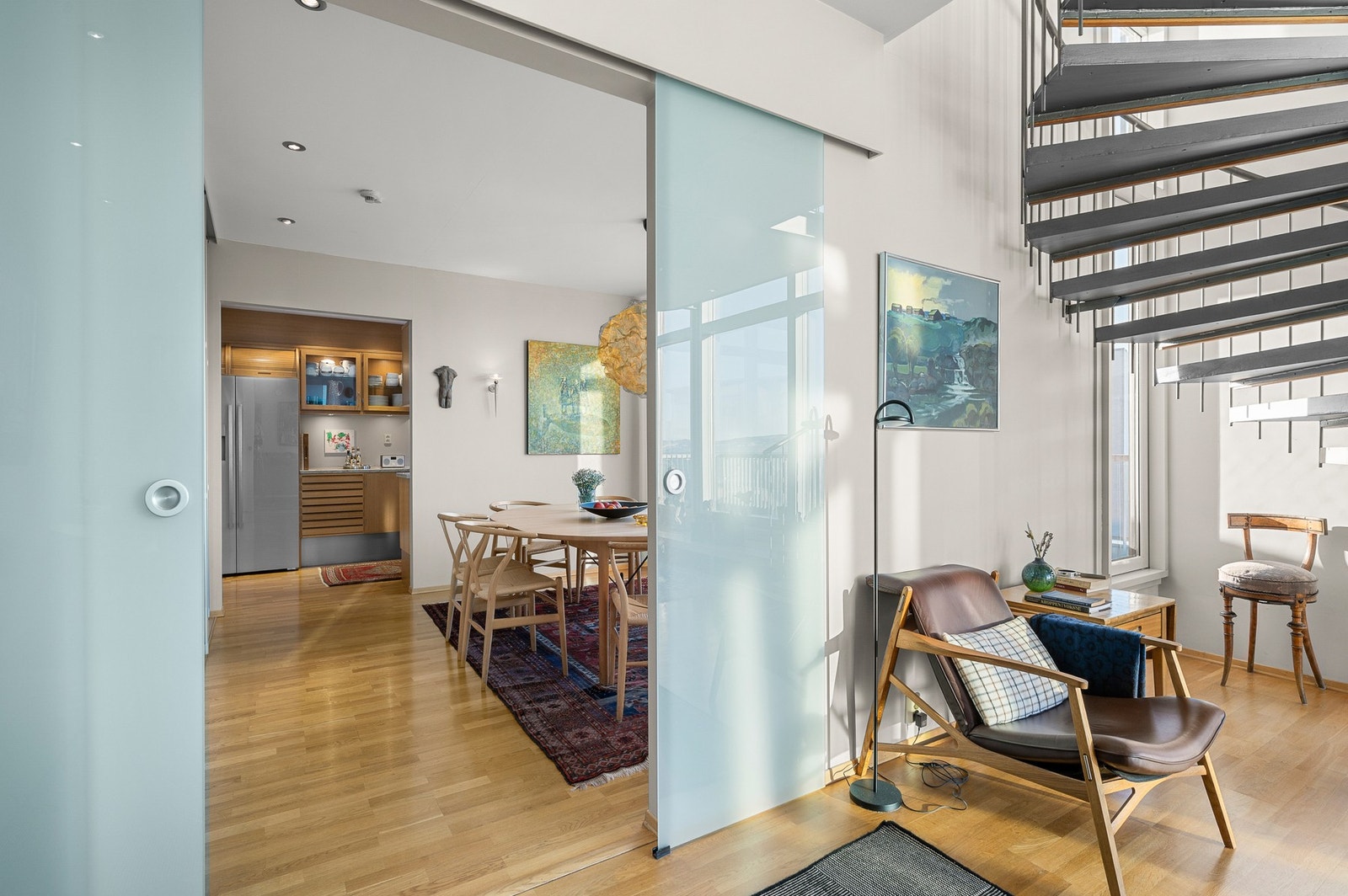 Flotte skyvedører skiller stuen fra spisestuen og kjøkkenet. Galleribilde