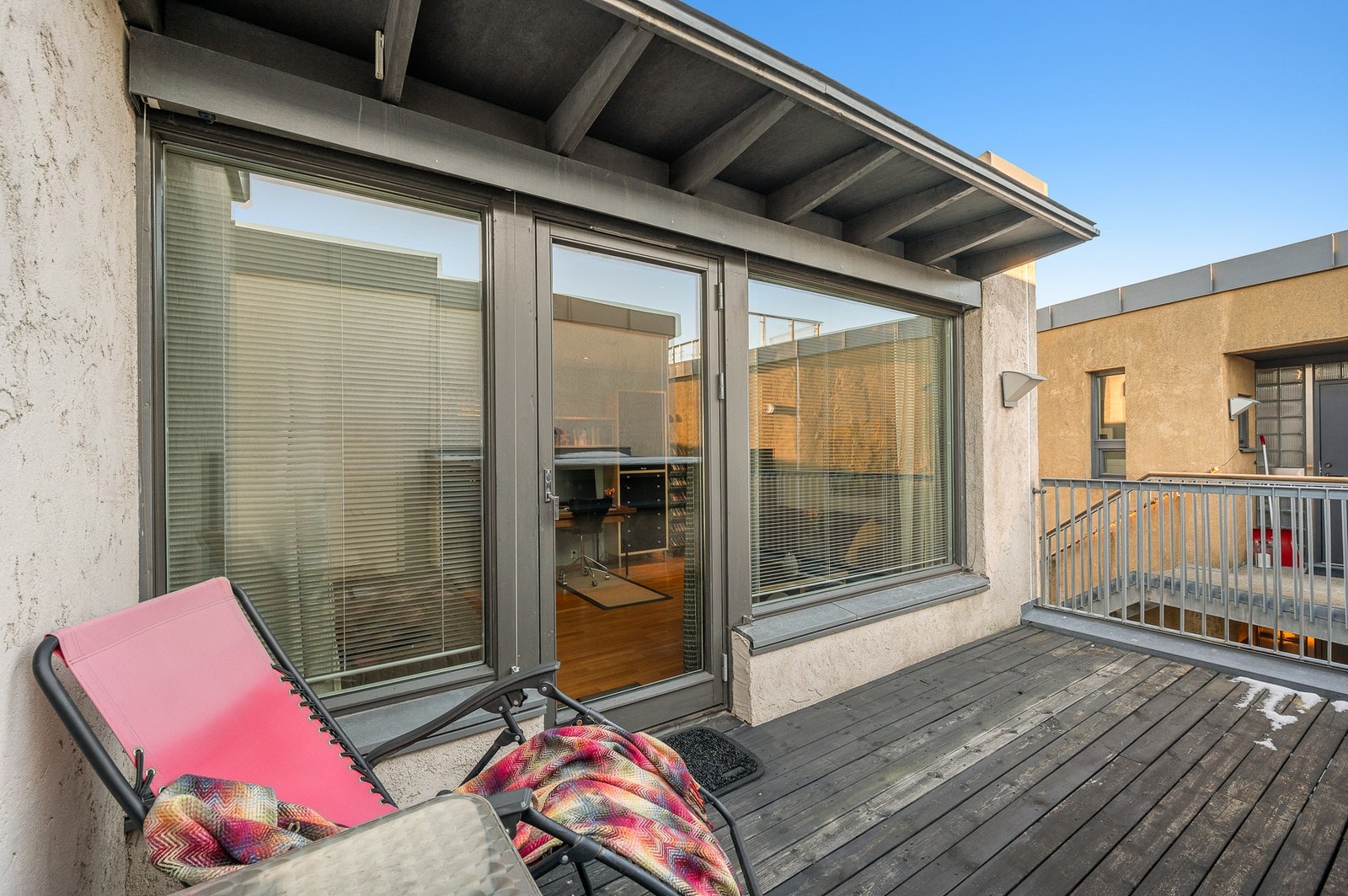 Solrik og skjermet takterrasse i tilknytning til soverom 2. Galleribilde