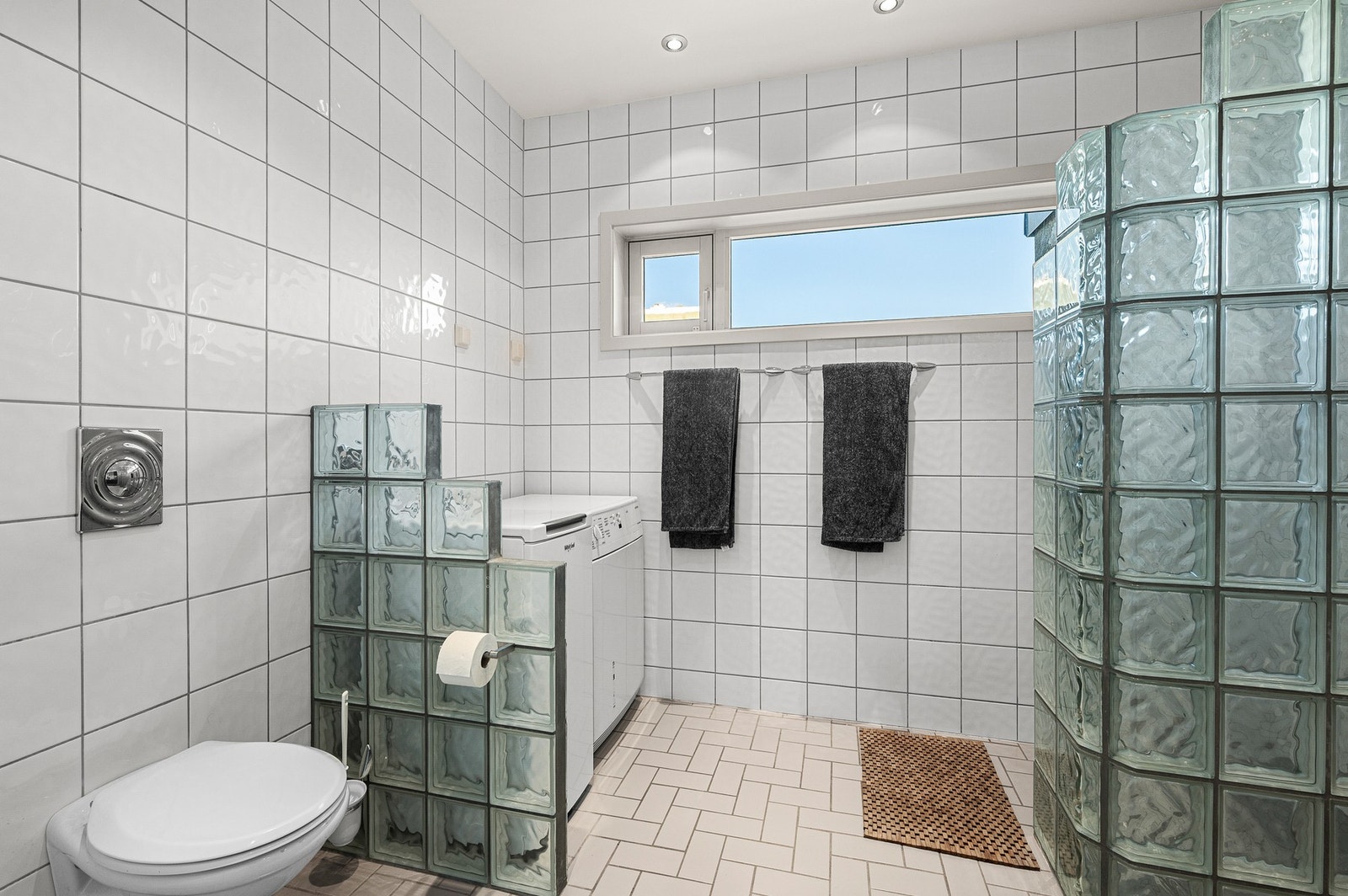 Rommet er innredet med servant, vegghengt toalett, dusj og opplegg for vaskemaskin. Galleribilde