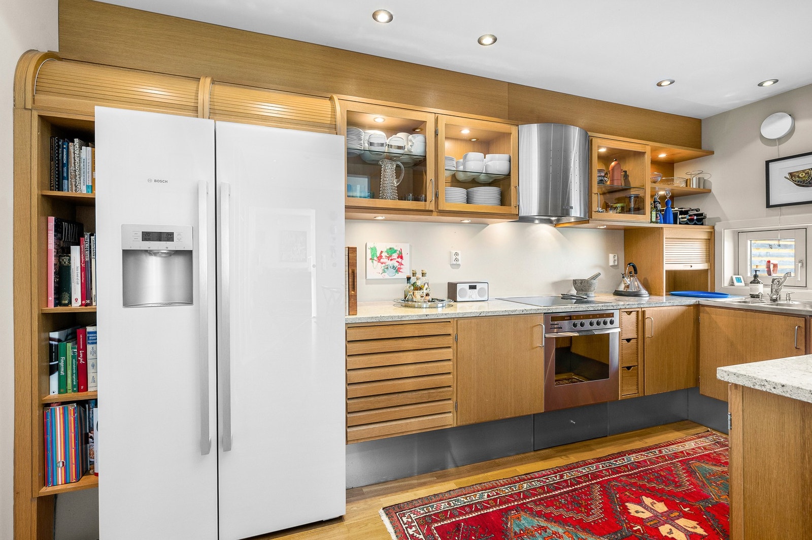 Slitesterk benkeplate i stein, og rikelig oppbevaring i innredningen. Galleribilde