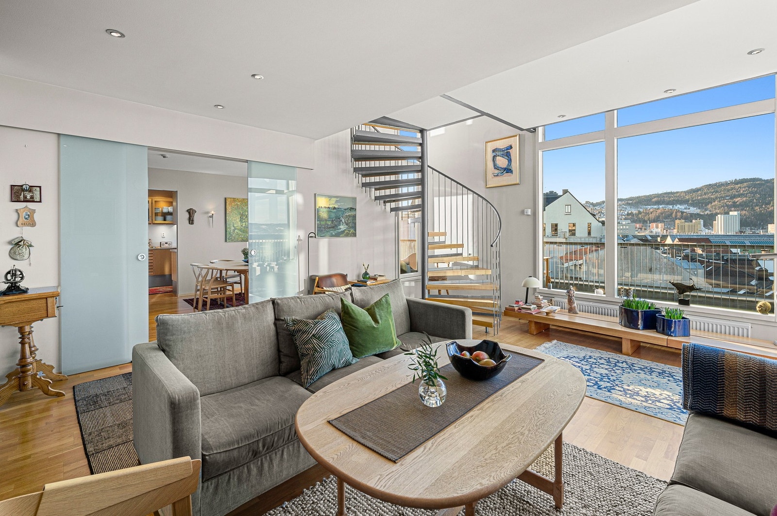 Smart, plassbesparende skyvedør mellom stue og spisestue i frostet glass. Galleribilde