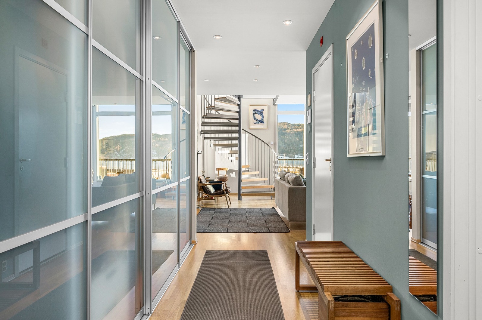 I gangen er det en romslig skyvedørsgarderobe som gir svært god oppbevaringsplass. Galleribilde