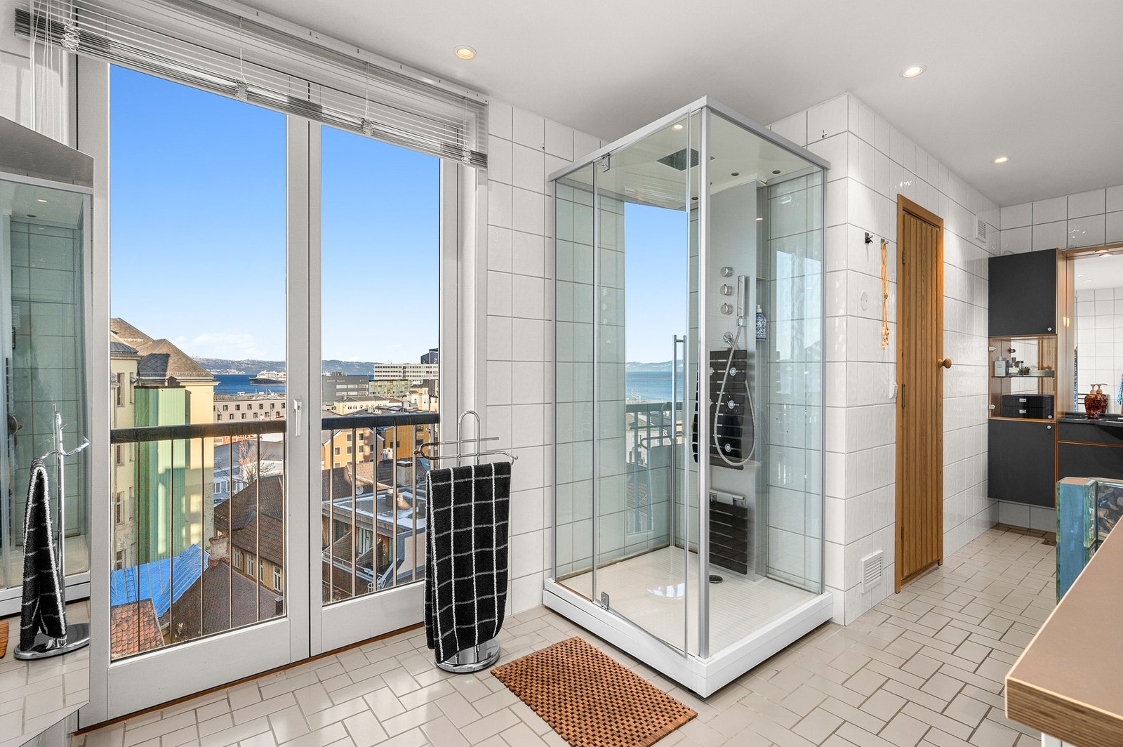 Badet i 2 etasje er på hele 17m2 inkludert badstu på 3m2. Galleribilde