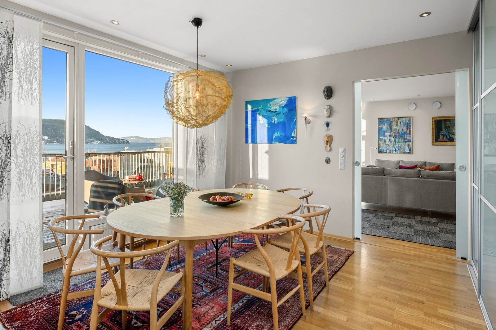 Spisestuen er på 17m2, og har dør til balkongen. Her er balkongdør og vindu skiftet i senere tid. Galleribilde