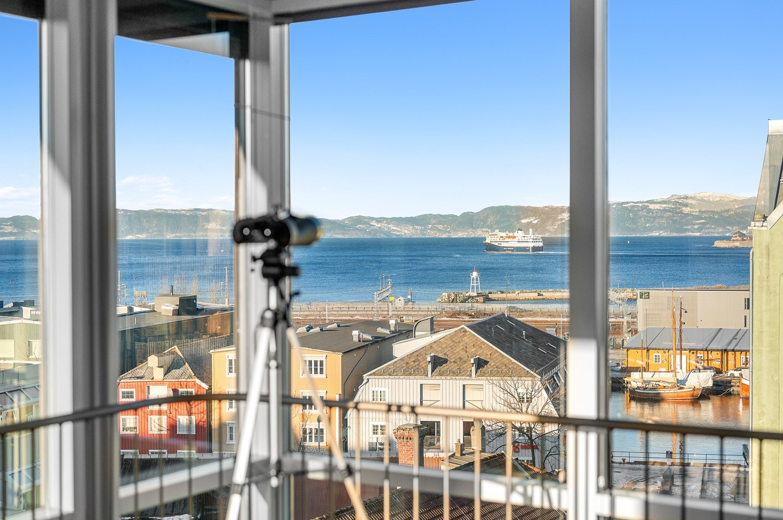 Her har man nydelig utsikt over fjorden, og kan følge innseilingen til Trondheim havn. Galleribilde