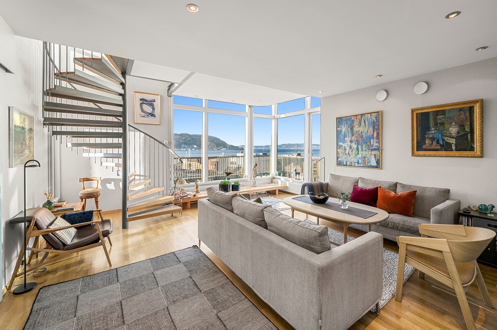 Leiligheten har et generøst lysinnslipp fra store vinduer, noe som skaper en lys og luftig atmosfære. Galleribilde