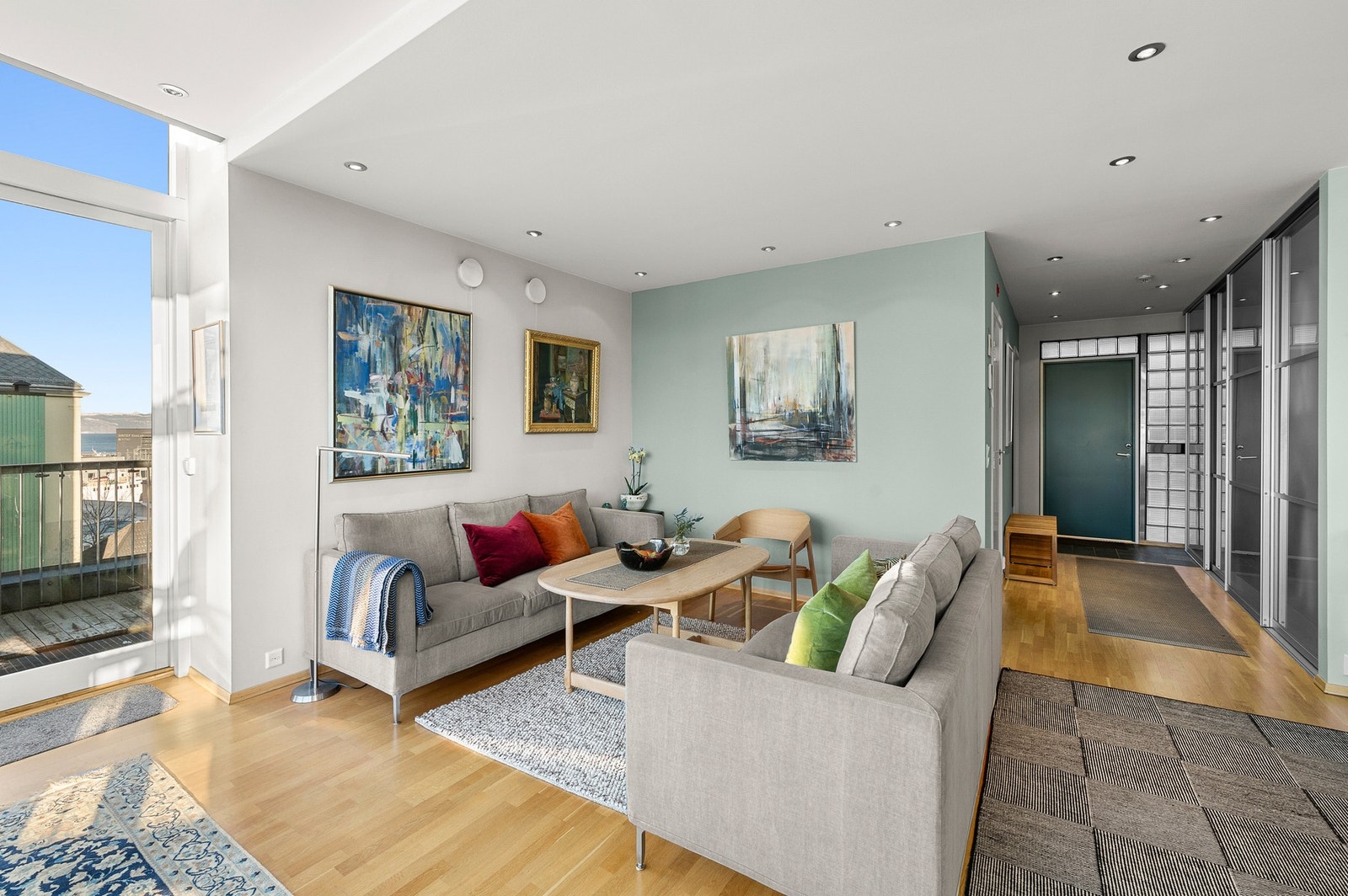 Leiligheten består av 3 soverom, 2 bad, 2 stuer, kjøkken med tilhørende grovkjøkken, badstue og en stor balkong. Galleribilde