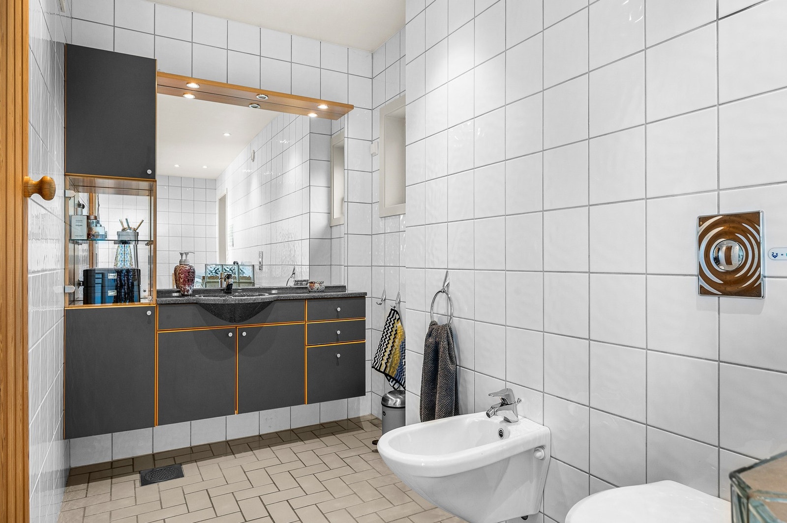 Badet er utstyrt med servant, vegghengt toalett, bidé, dusjkabinett og badstu. Galleribilde