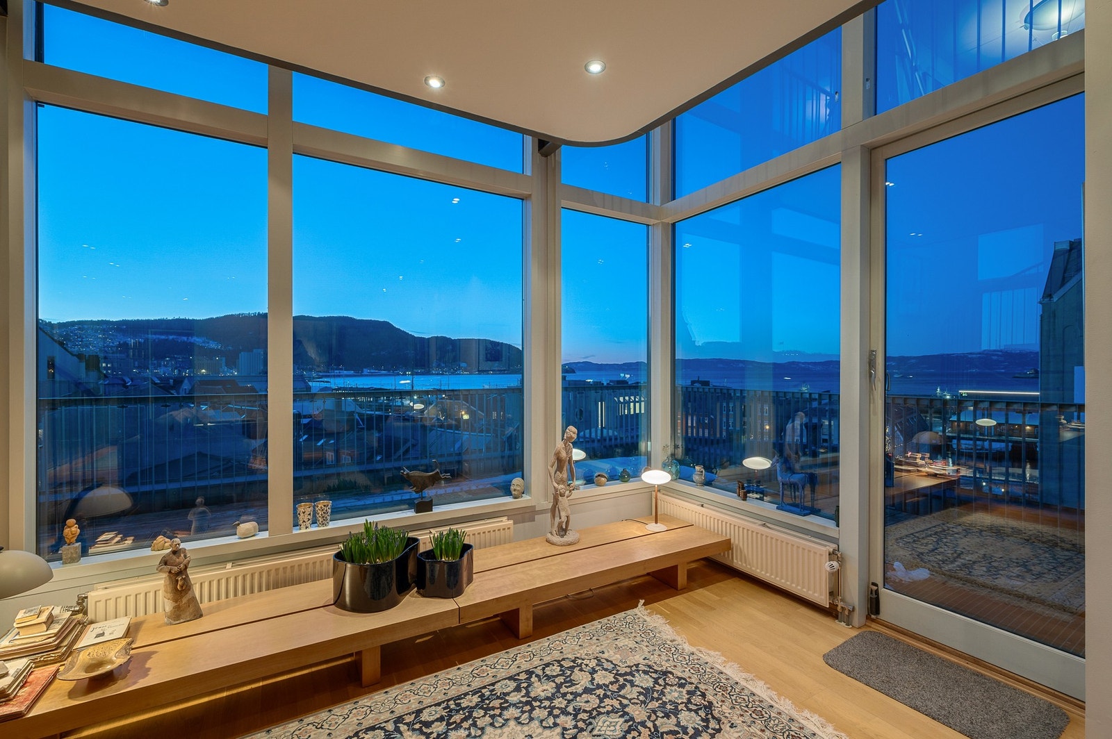 Utsikten kan nytes fra nær sagt alle rom i leiligheten. Galleribilde