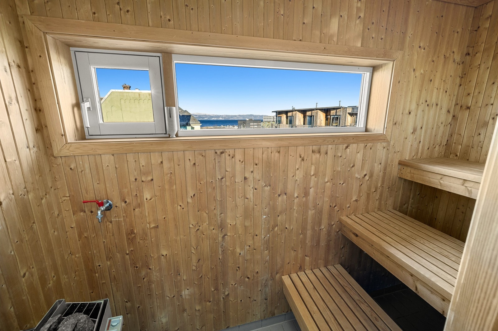 Fra badstua er det også utsikt mot fjorden! Galleribilde