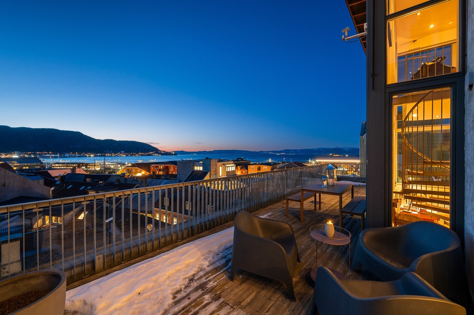 Her får du en eksklusiv topp & hjørneleilighet over to plan midt i sentrum med slående utsikt utover fjorden! Galleribilde