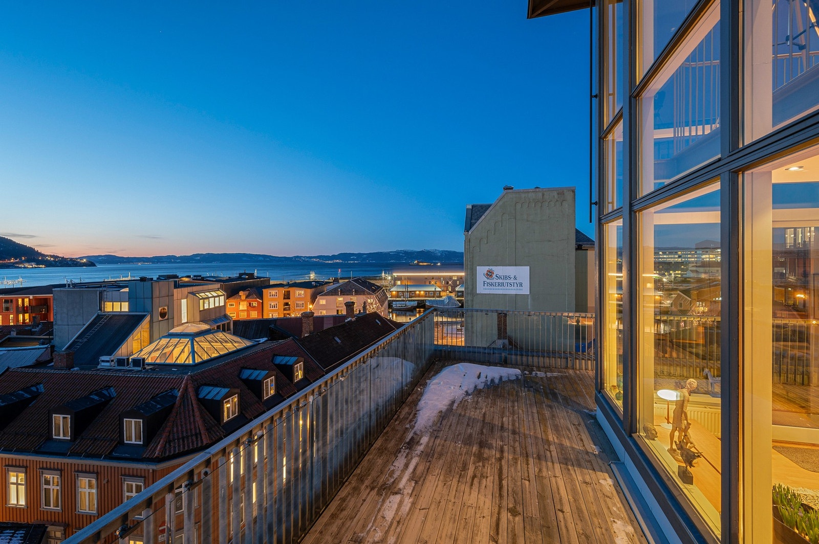 Fra terrassen nytes fenomenalt kveldslys, og vakre solnedganger på sommeren. Galleribilde