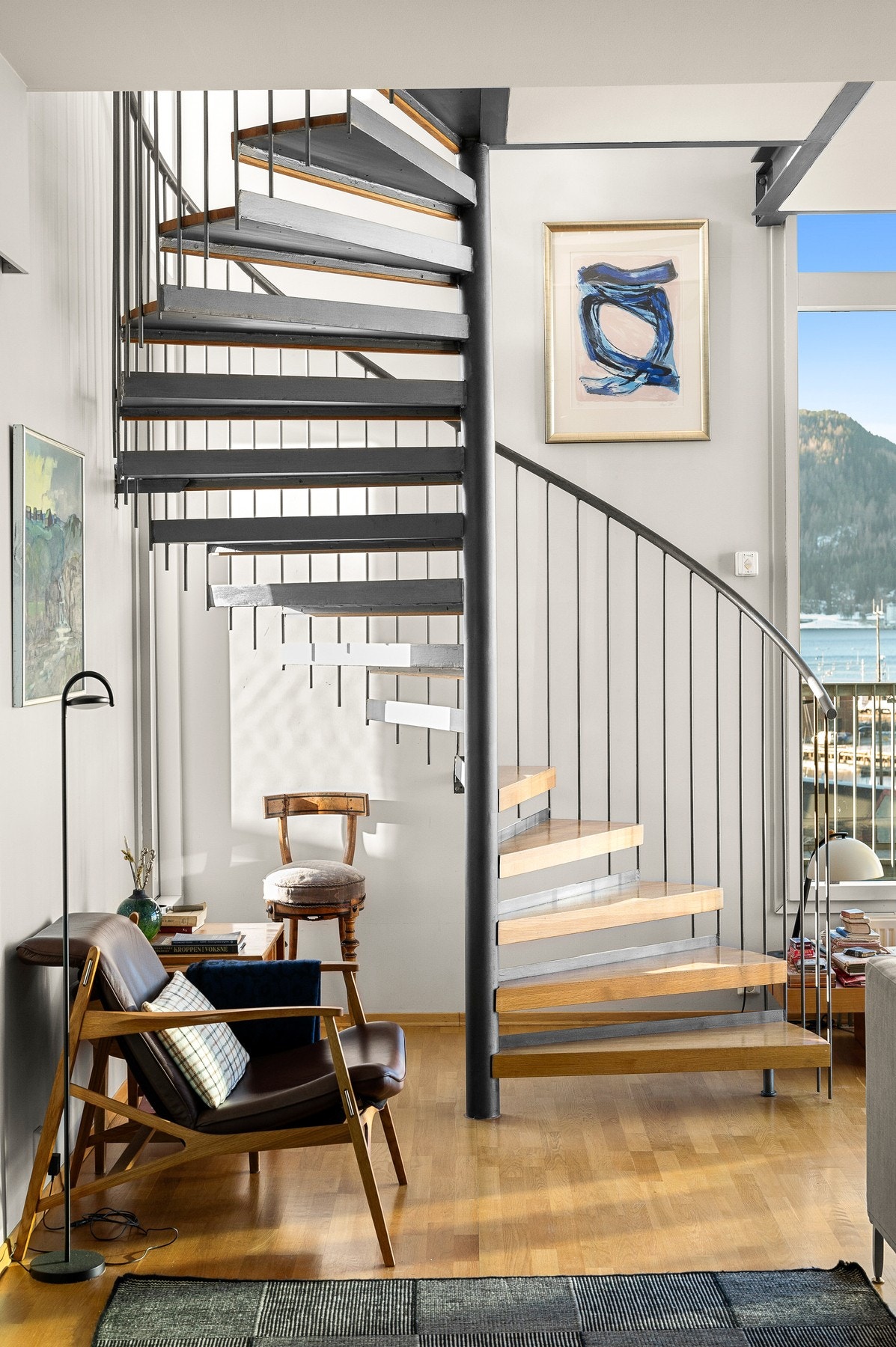 Flott trapp med eiketrinn som også er tilpasset slik at den ikke stjeler for mye lys. Galleribilde