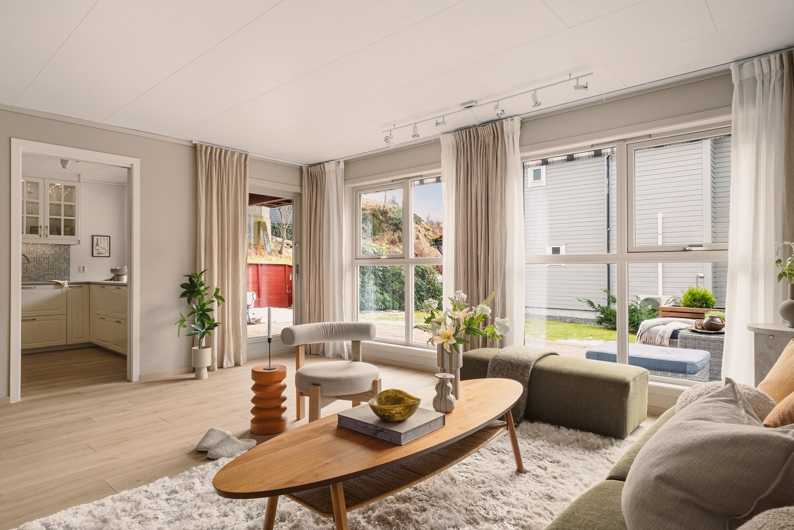 Store vindusflater mot solrik og fin hage Galleribilde