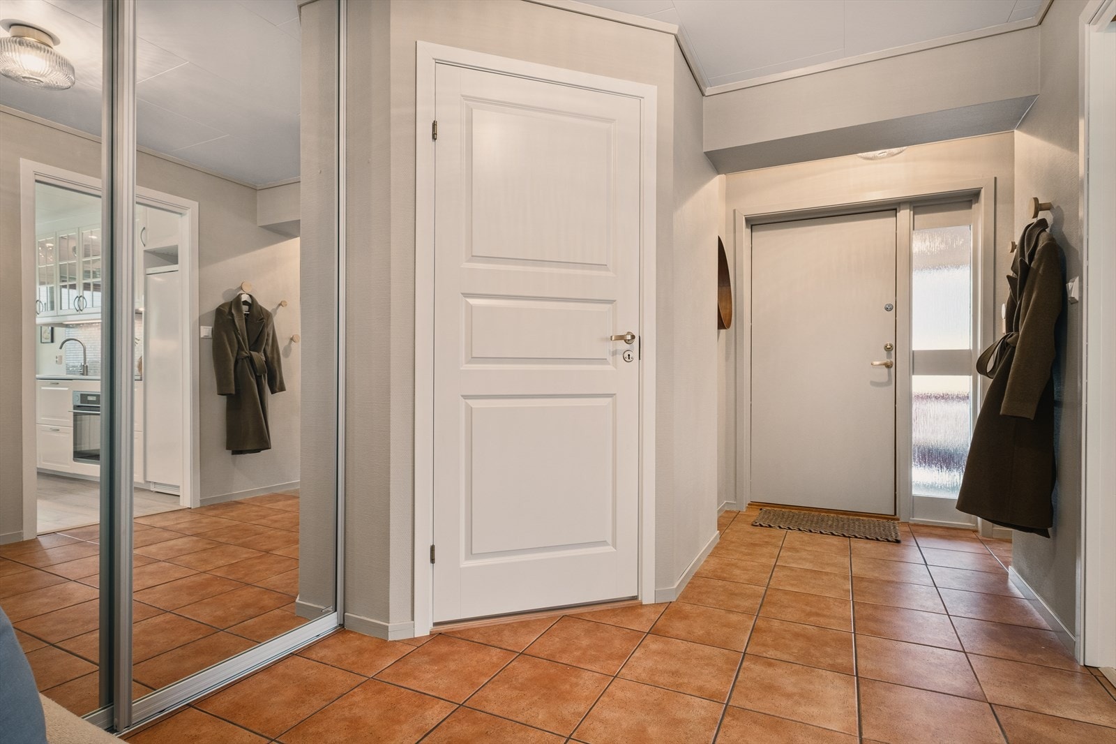 Romslig entrè på 9 kvm med skyvedørsgarderobe Galleribilde