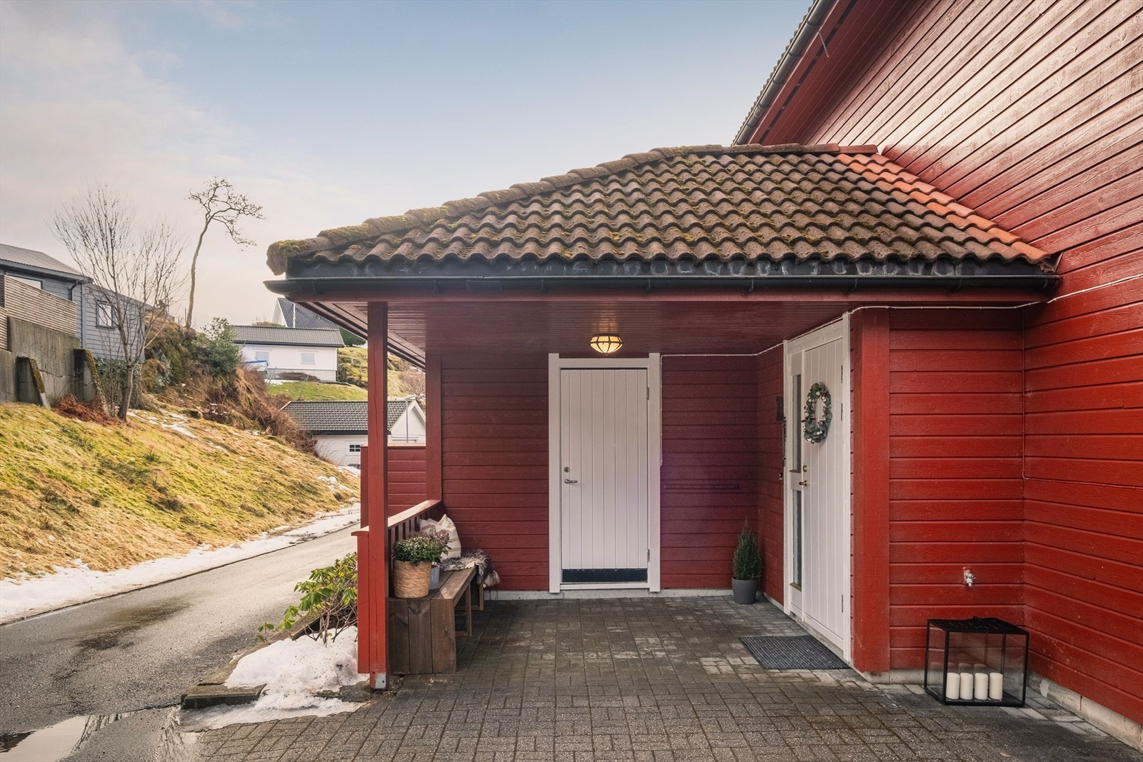 Koselig overbygget inngangsparti med inngang til både bolig og sportsbod Galleribilde