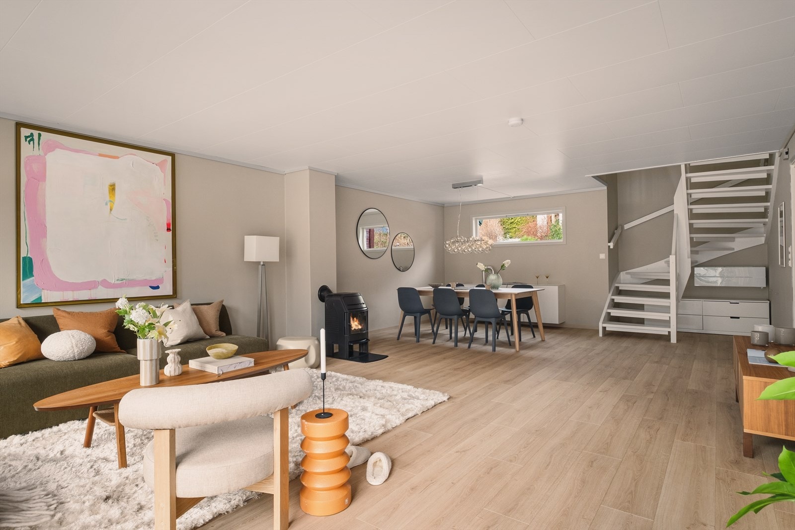 Stuen størrelse gir plass til både stor sofagruppe og spisebord hvor hele familien kan samles Galleribilde