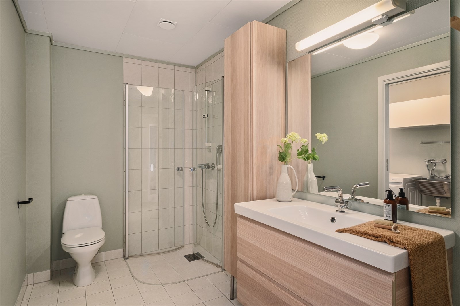 Bad er 5,4 kvm med nyere innredning innfellbare dusjvegger Galleribilde