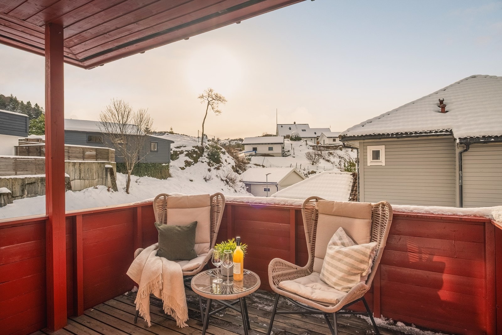 Fra hovedsoverom er det utgang til solrik altan på 8 kvm Galleribilde