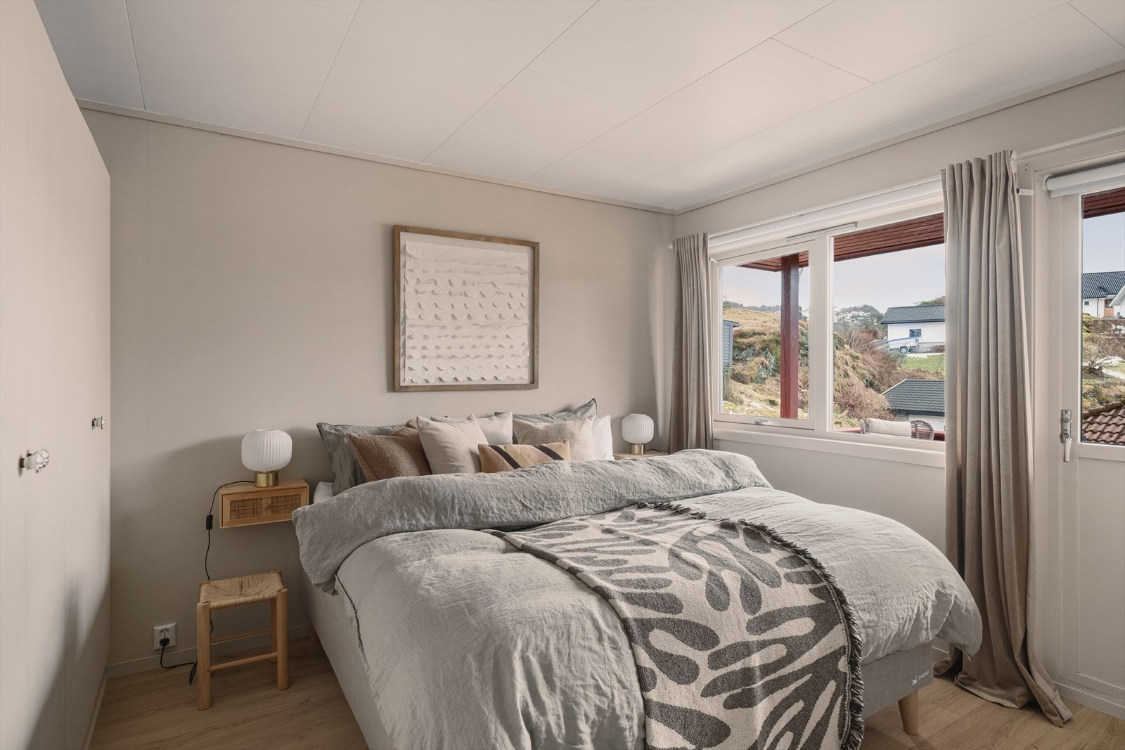 Hovedsoverommet er romslig og har utgang til solrik altan Galleribilde