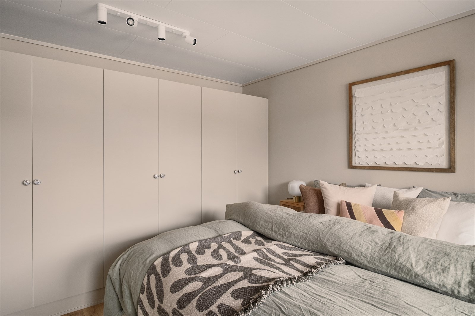 Rikelig med skapplass på hovedsoverommet Galleribilde