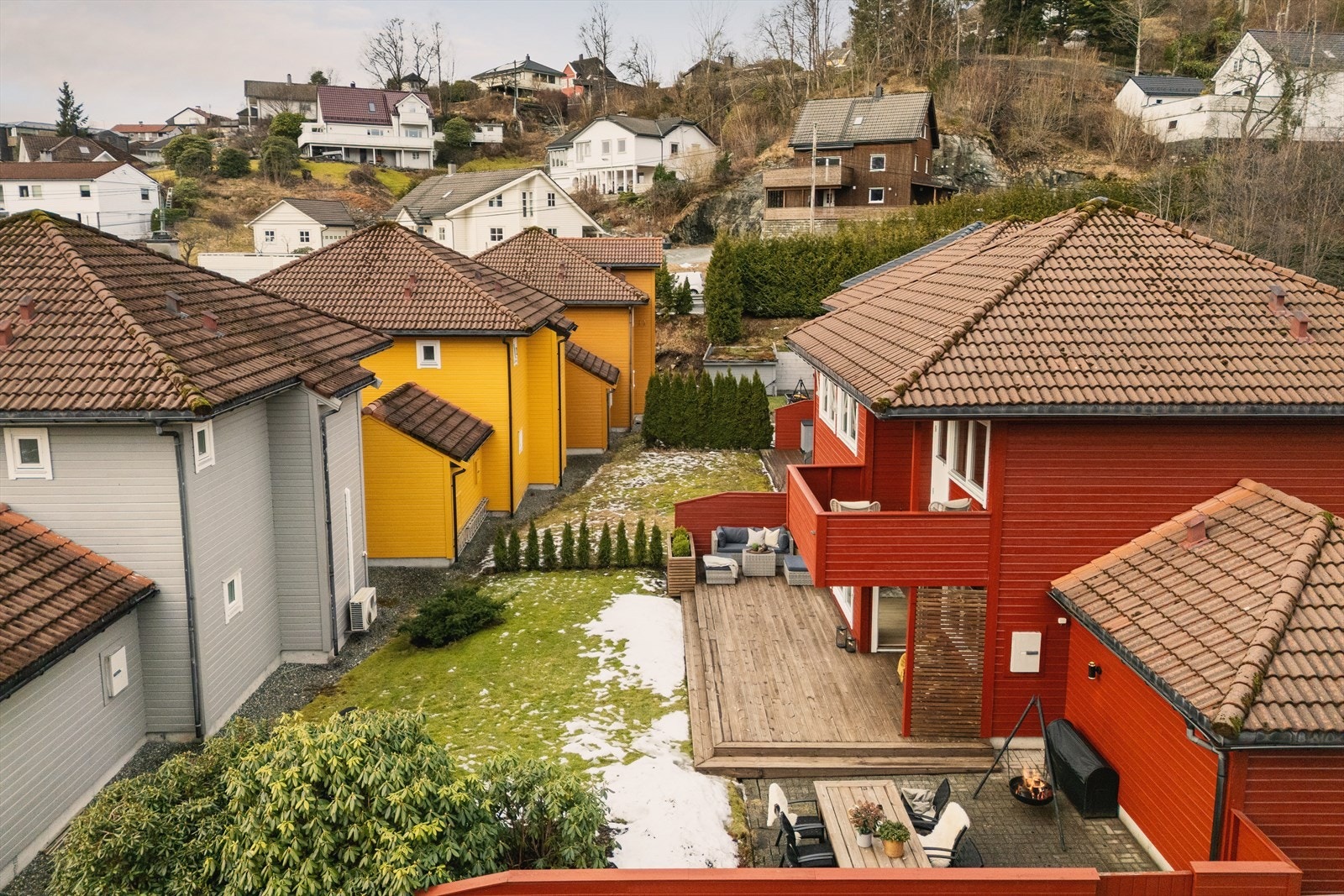Deilig hage som passer både for store og små, tilrettelagt for trivsel! Galleribilde