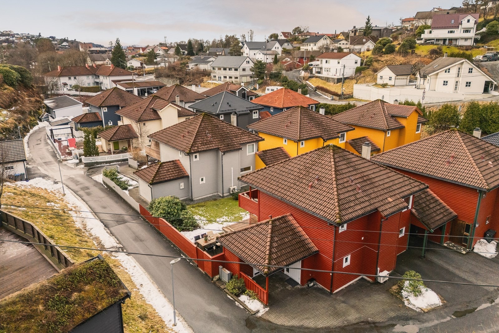 Eiendommen har plass til 2 biler utenfor. Enkelt og praktisk! Galleribilde